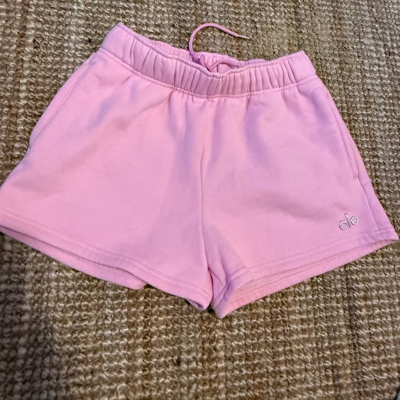 ALO Yoga Accolade Shorts in Candy hearts pink! Brand new no tags. Size Small💕 - Picture 2 of 3